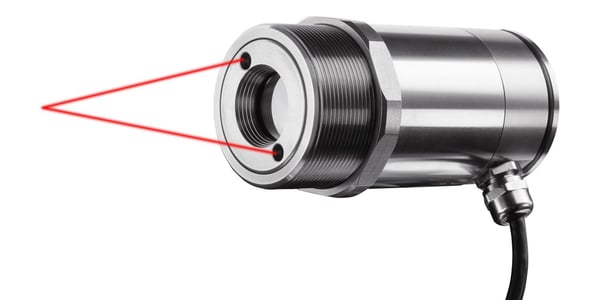 Optris CSlaser-pyrometer met twee meetlasers die het meetpunt aanwijzen