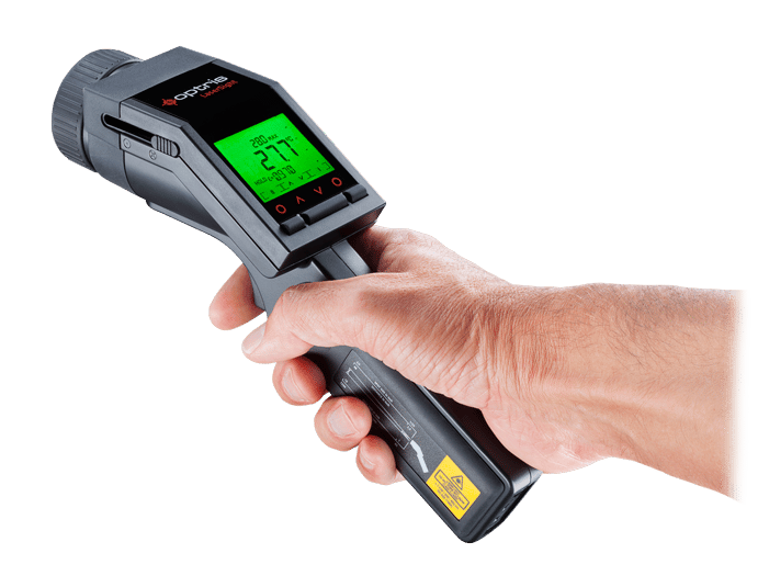 Optris LS-pyrometer met display in de hand